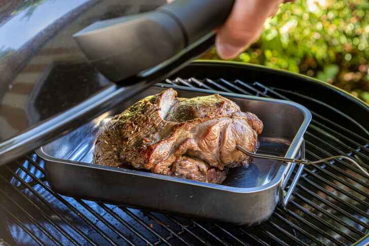 Lammkeule mit geschlossenem Deckel grillen