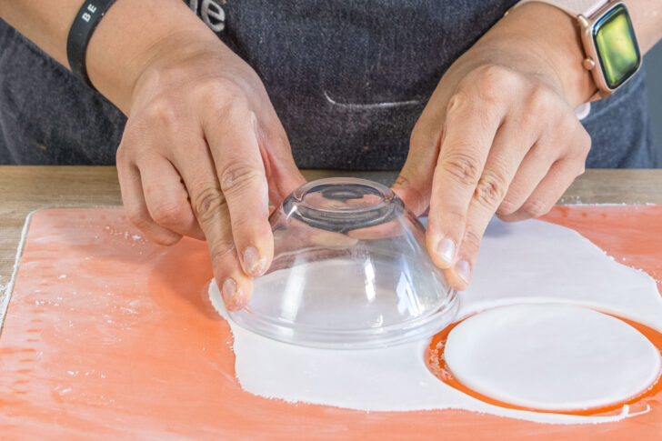 Fondant für Gespenster-Muffins  ausstechen