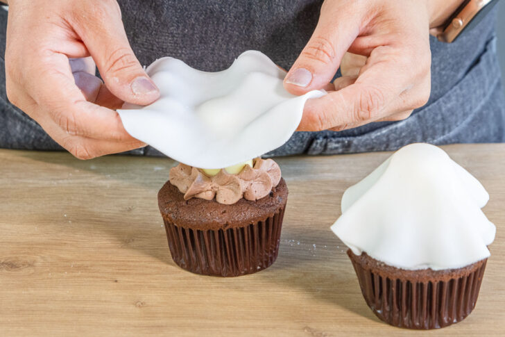 Fondant auf  Gespenster-Muffins platzieren