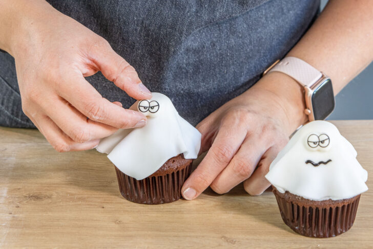 Gespenster-Muffins dekorieren
