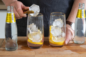 Eiswürfel dazugeben