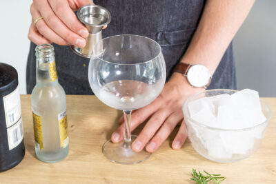 Gin ins Glas geben