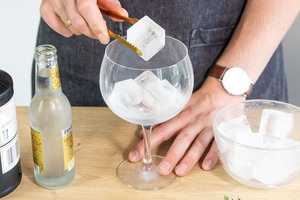 Eiswürfel ins Glas geben