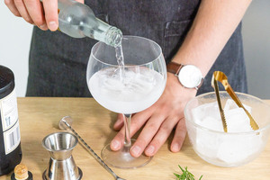 Tonic Water zum Gin gießen