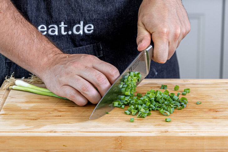 Frühlingszwiebel schneiden