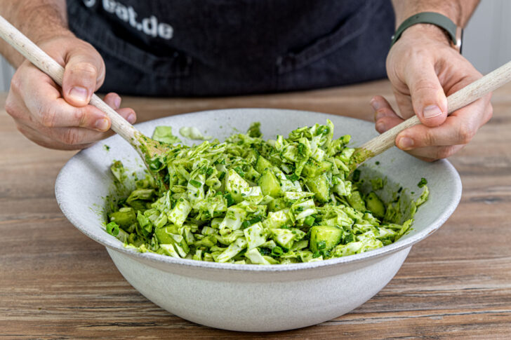 Salat durchmischen