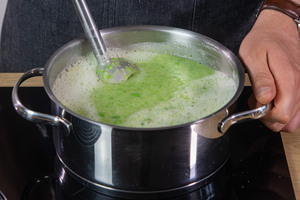 Grüne Erbsensuppe pürieren
