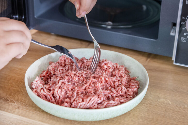 Hackfleisch mit Gabel zerpflücken