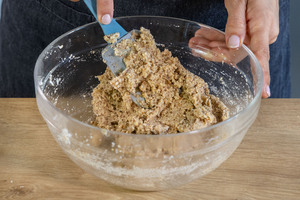 gemahlene Haselnüsse und Zucker unterheben