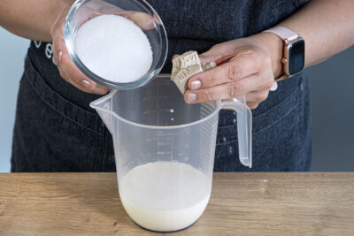 frische Hefe in lauwarmer Milch auflösen