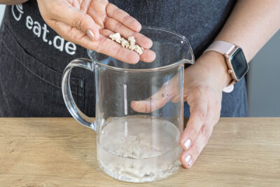Frische HEfe in kaltem Wasser auflösen