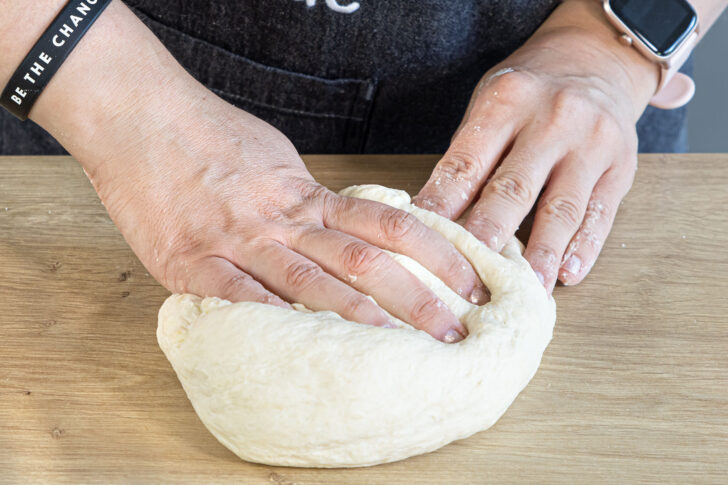 Hefeteig gleichmäßig kneten