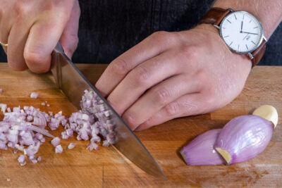 Zwiebel und Knoblauch schneiden