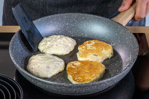 Herzhafte Quarkpuffer wenden