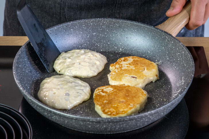 Herzhafte Quarkpuffer wenden