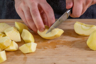 Äpfel in grobe Würfel schneiden