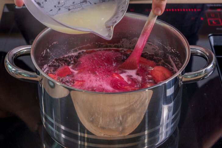 Zitronensaft in den Topf gießen
