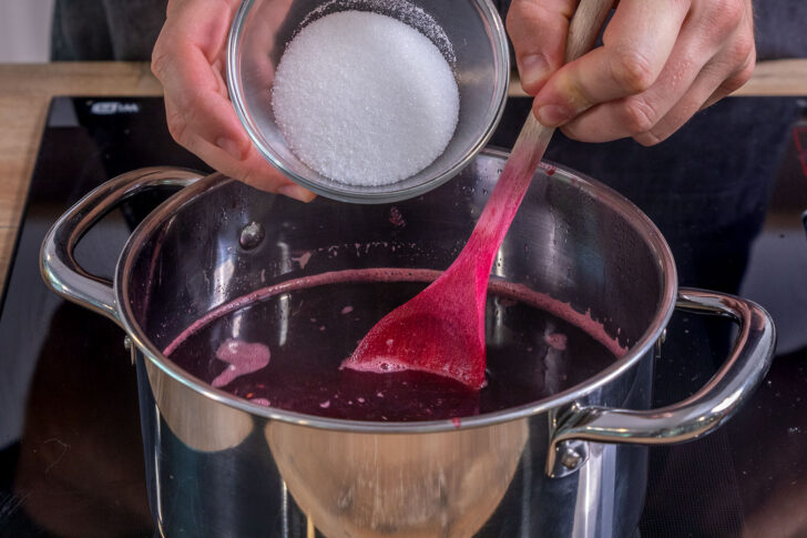Zucker zur Holunderbeersuppe geben