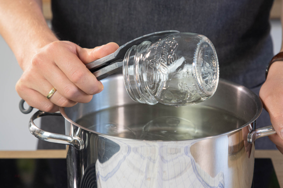 Holunderbeerengelee mit Apfelsaft und Zitrone | Rezept