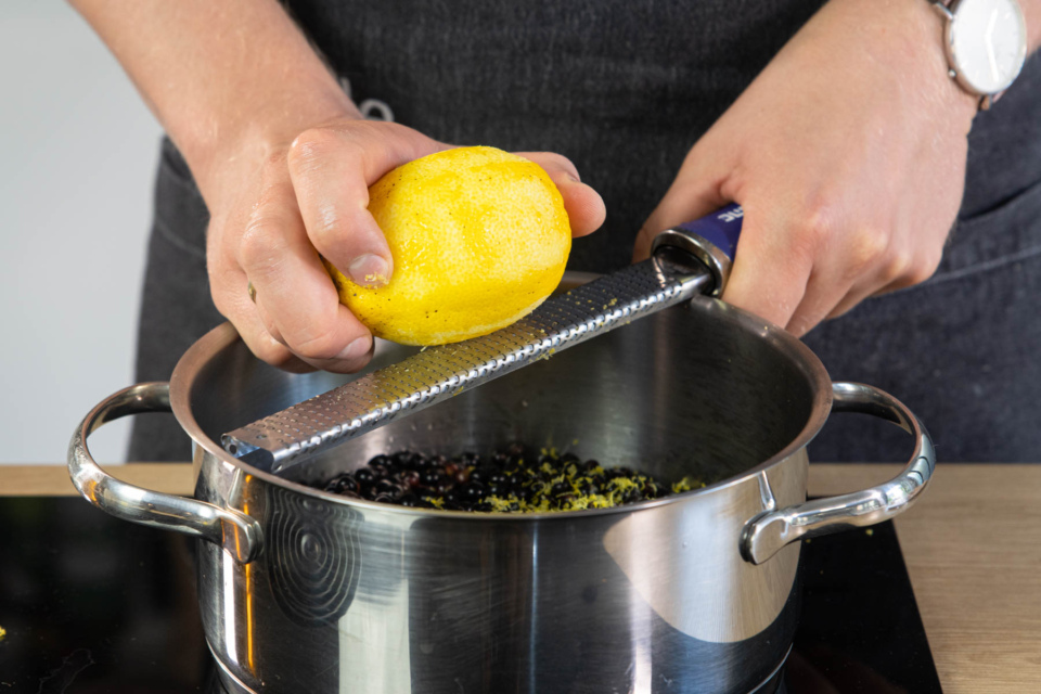 Holunderbeerengelee mit Apfelsaft und Zitrone | Rezept