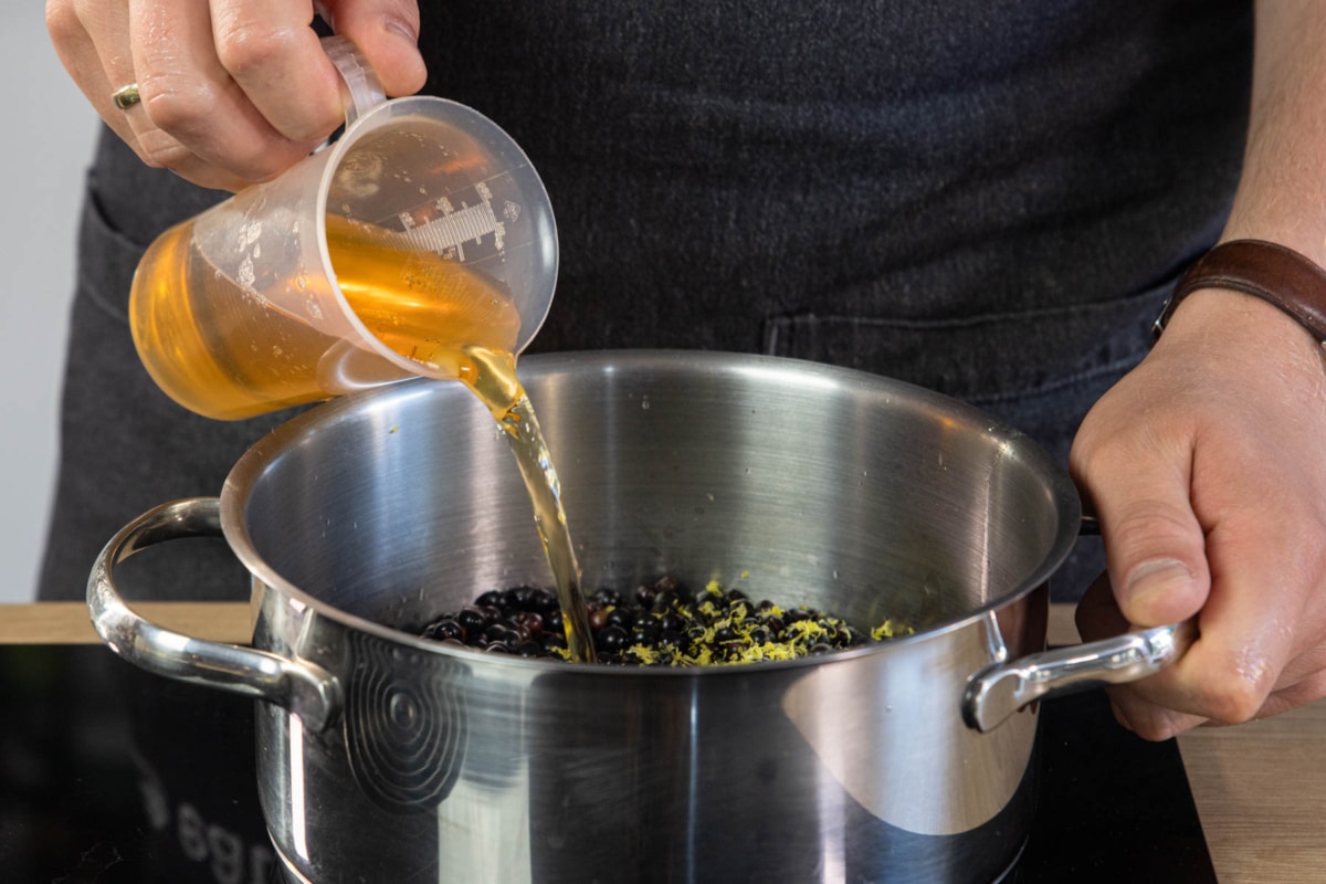 Holunderbeerengelee mit Apfelsaft und Zitrone | Rezept - eat.de