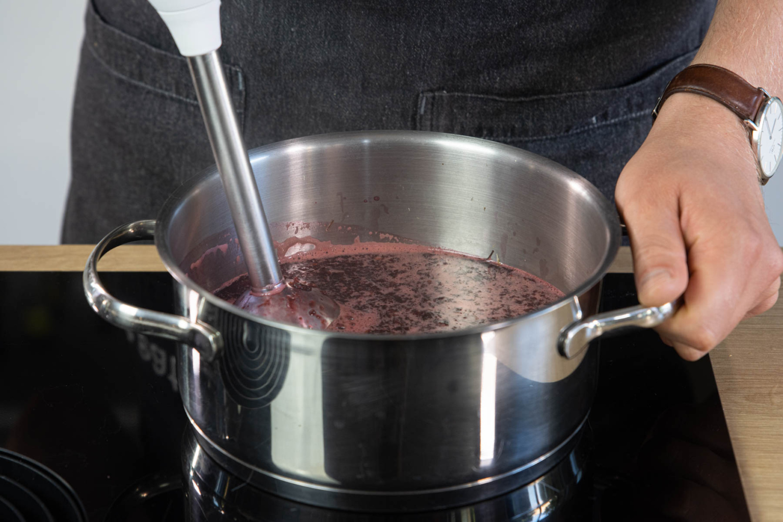 Holunderbeerengelee mit Apfelsaft und Zitrone | Rezept - eat.de