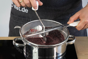 Holunderbeeren durch ein Sieb streichen