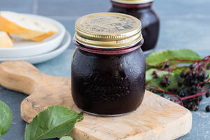 Holunderbeerengelee mit Apfelsaft und Zitrone