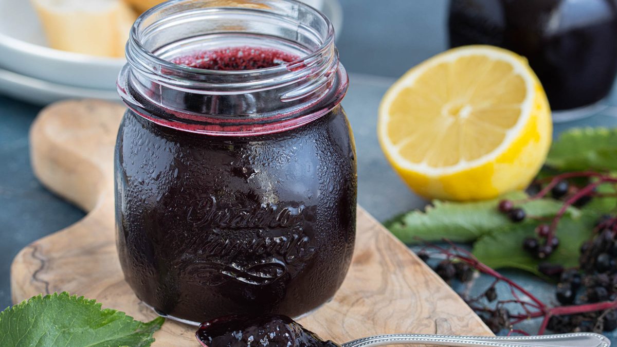 Holunderbeerengelee mit Apfelsaft und Zitrone | Rezept