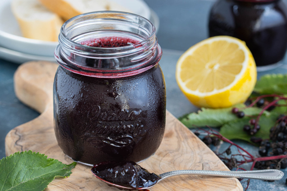 Holunderbeerengelee mit Apfelsaft und Zitrone | Rezept - eat.de
