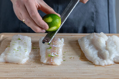 Limettenabrieb zum Fisch geben