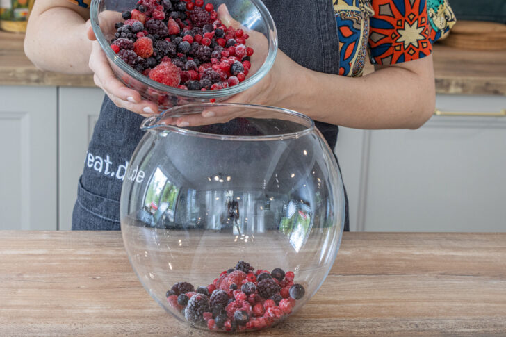 TK Beeren in die Schüssel geben