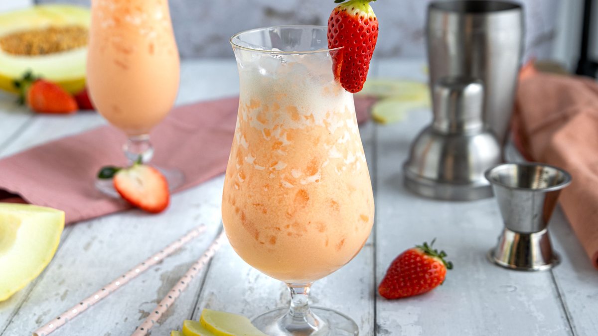 Kingston Cocktail mit Erdbeersirup | Rezept - eat.de