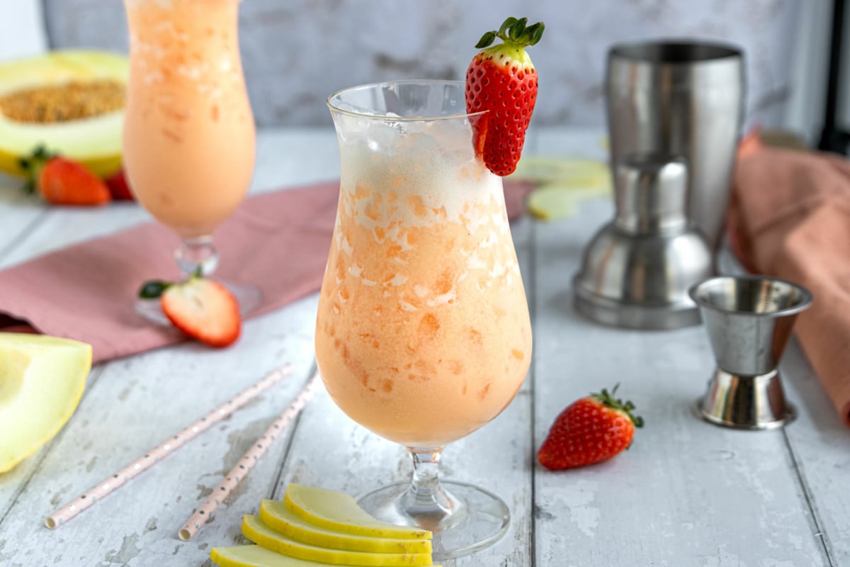 Kingston Cocktail mit Erdbeersirup | Rezept - eat.de Kingston Cocktail mit Erdbeersirup | Rezept - eat.de