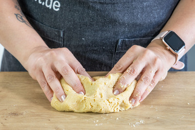 Teig für den Boden kneten