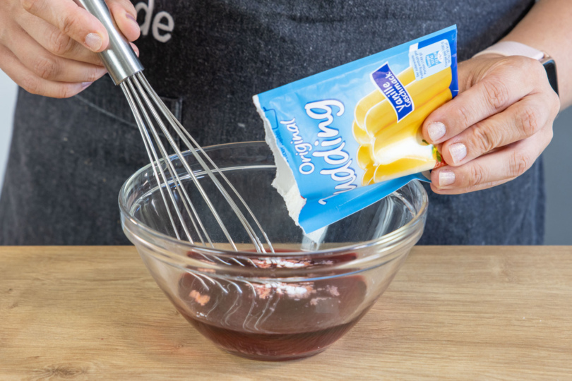 Puddingpulver in Kirschsaft rühren