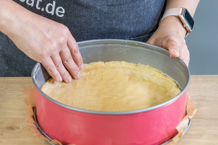 Springform mit Boden auslegen