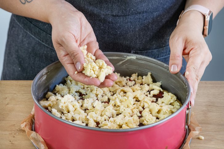 Streusel auf Füllung verteilen