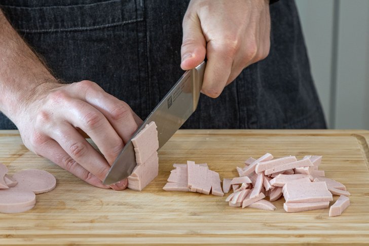 Fleischwurst in Streifen schneiden