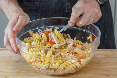 Zutaten für Nudelsalat verrühren