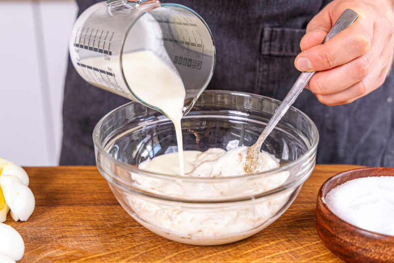 Sahen und Miracel Whip vermengen