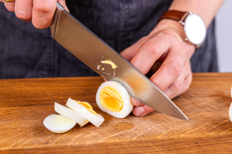Eier in Scheiben schneiden