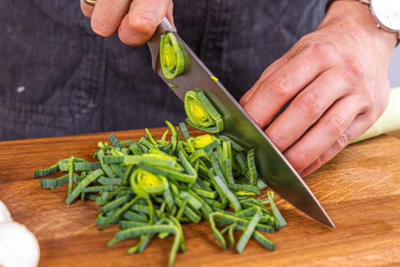 Lauch in Ringe schneiden