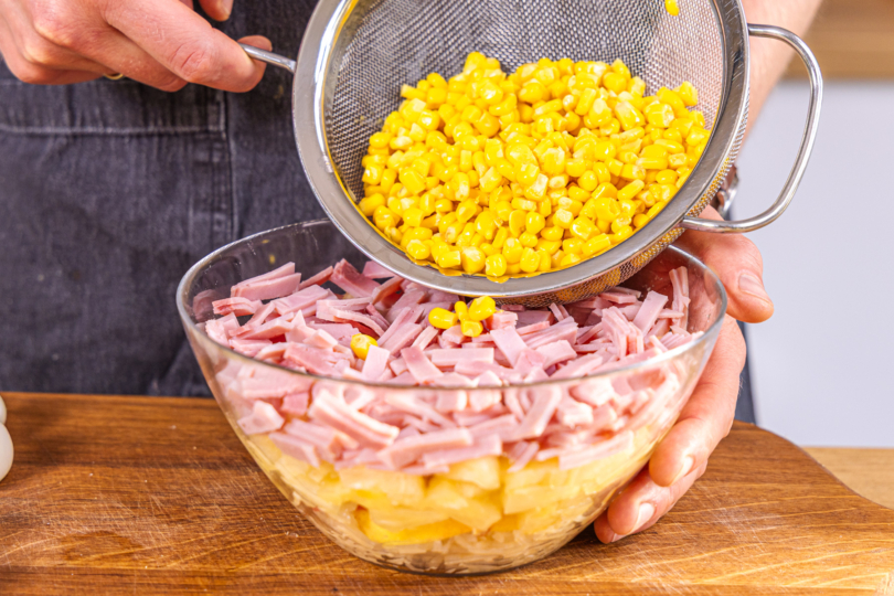 Mais über Salat geben