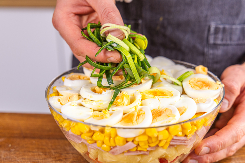 Lauchringe auf den Eiern schichten