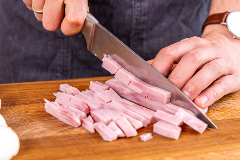 Schinken in Streifen schneiden
