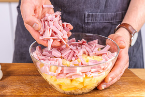 Schinken über Salat geben