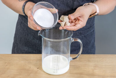 Zucker und Hefe in die lauwarme Milch geben