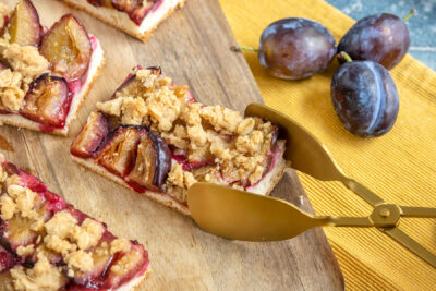 Klassischer Zwetschgenkuchen mit Streusel