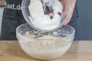 Eischnee zum Teig geben